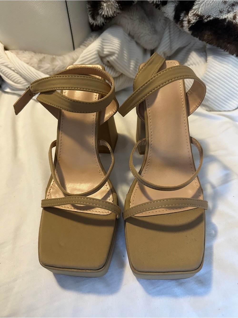 Women’s Strappy Block Heel Sandals in Tan